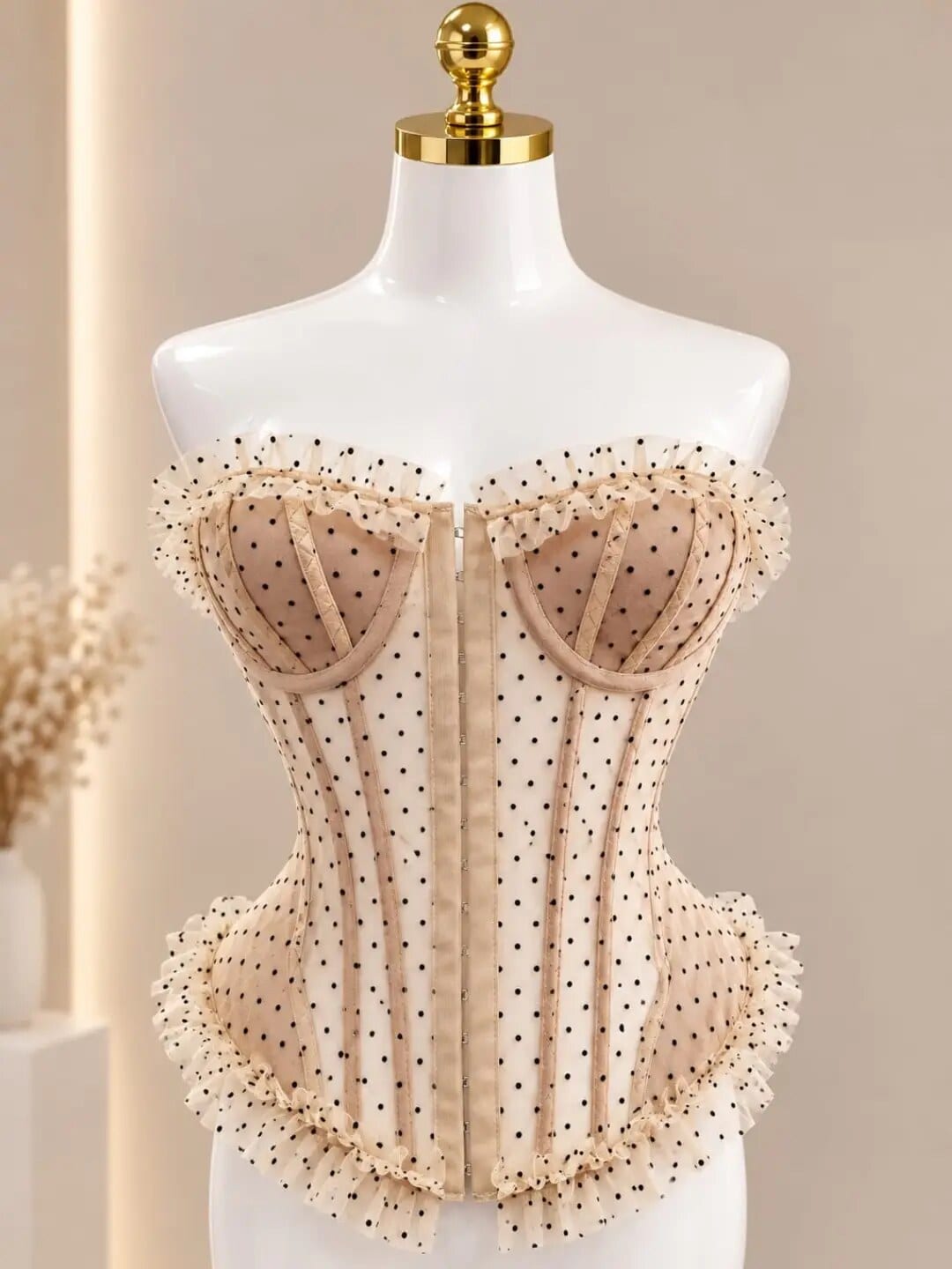 Corsé de lunares en tul sobre maniquí, fondo beige — nueva colección de corsé