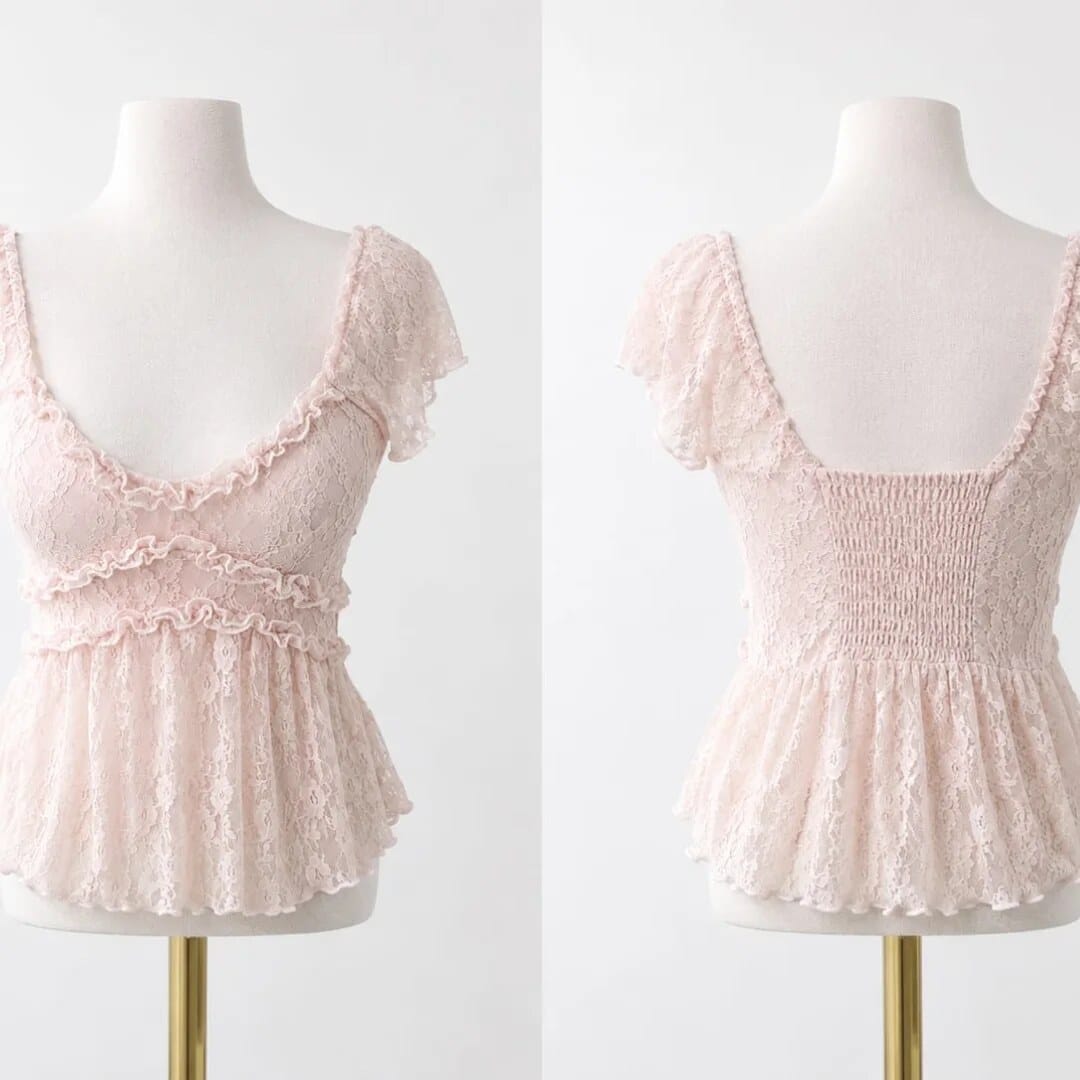 Blusa de encaje rosa pálido, frente y espalda sobre maniquí