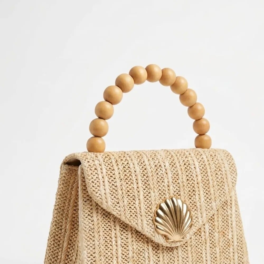 Bolso de rafia con asa de cuentas de madera y concha dorada