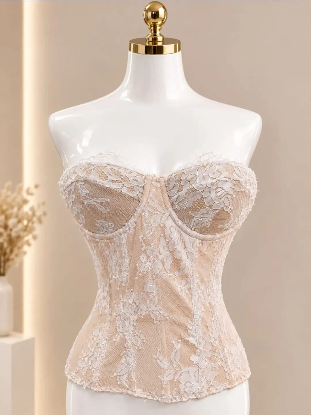 Corsé de encaje blanco sobre maniquí en tienda